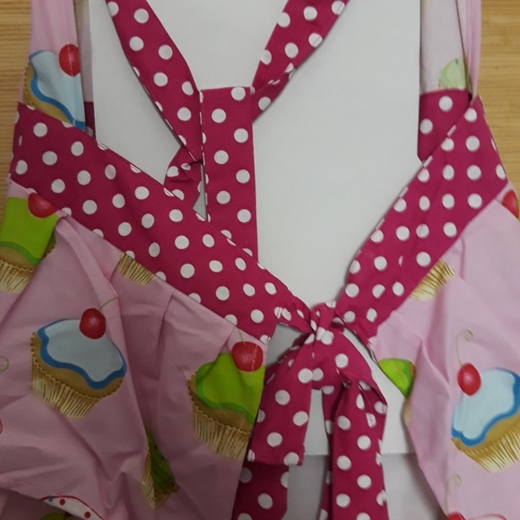 New Full Apron Cupcakes with Ruffles Gourmet Hostess Cook! One Size Fits Most - Picture 8 of 10